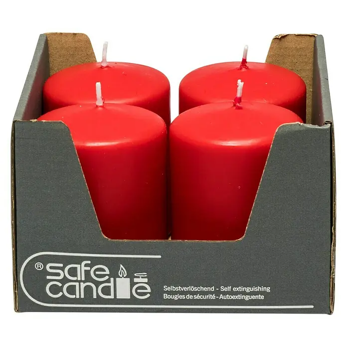 Stumpenkerzen-Set Safe - 4 Stk., Ø x H: 6 x 8 cm, Rubinrot - Eine Packung mit vier roten Safe Candle Stumpenkerzen in einer grauen Pappverpackung, die mit dem Safe Candle Logo versehen ist.
