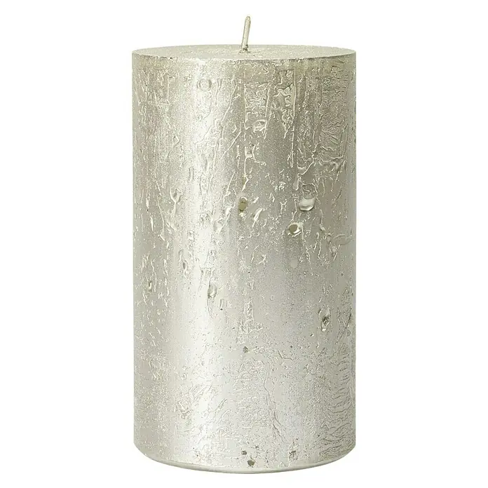 Stumpenkerze Nova Safe - Ø x H: 7 x 14 cm, Titan - Nahaufnahme einer silberfarbenen Stumpenkerze mit einer unebenen Oberfläche, die einen eleganten und festlichen Glanz ausstrahlt.