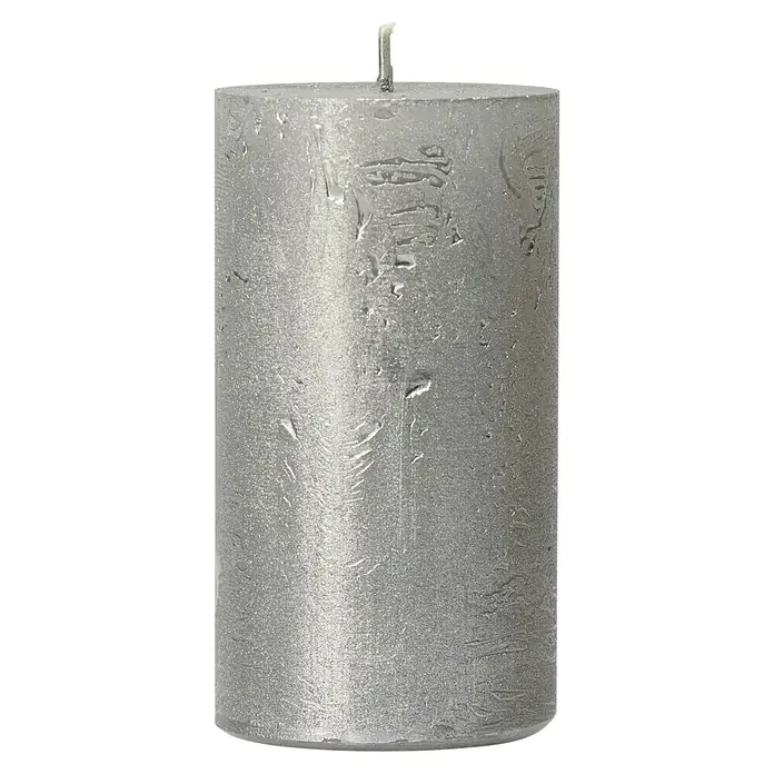 Stumpenkerze Nova Safe - Ø x H: 6 x 11 cm, Grau - Detailaufnahme einer silberfarbenen Stumpenkerze, die eine dekorative und stimmungsvolle Beleuchtung verspricht.