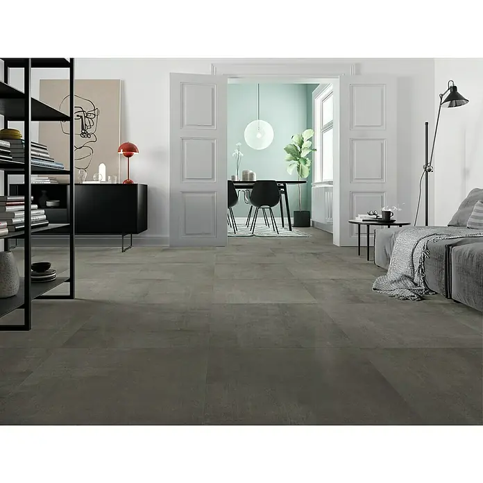 Feinsteinzeugfliese One - 74,5 x 74,5 cm, Anthrazit, Matt - Elegantes Wohnzimmer mit großen grauen Bodenfliesen, die einen modernen und stilvollen Look erzeugen. Perfekt für ein zeitgemäßes Zuhause.