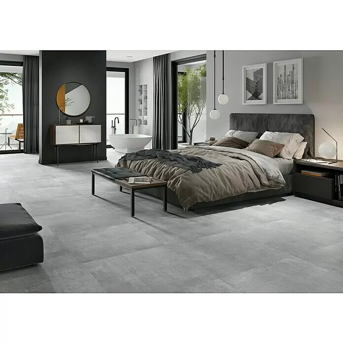 Feinsteinzeugfliese One Grey - 74,5 x 74,5 cm, Grau, Matt - Große, hellgraue Bodenfliesen in Betonoptik bedecken ein modernes Schlafzimmer und angrenzendes Bad und setzen einen minimalistischen Ton.
