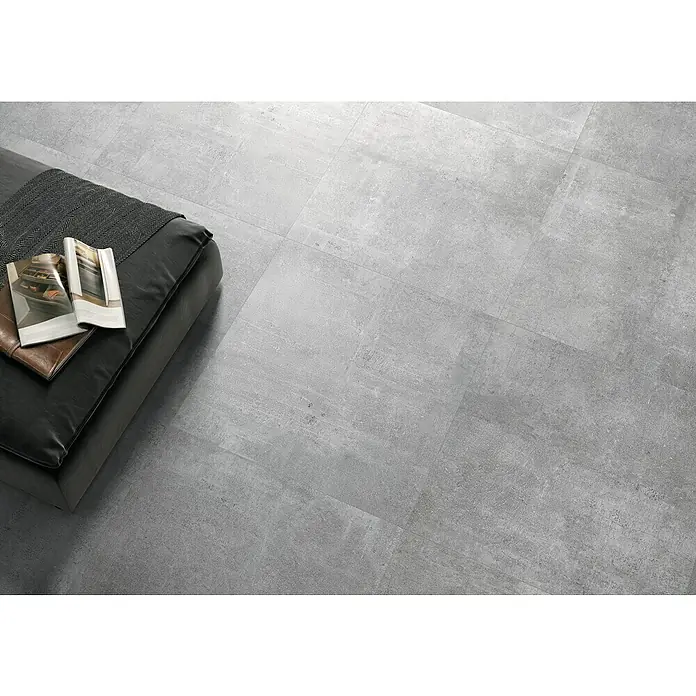 Feinsteinzeugfliese One Grey - 74,5 x 74,5 cm, Grau, Matt - Detailansicht von grauen Bodenfliesen mit einer matten Oberfläche, die einen modernen und minimalistischen Look erzeugen.