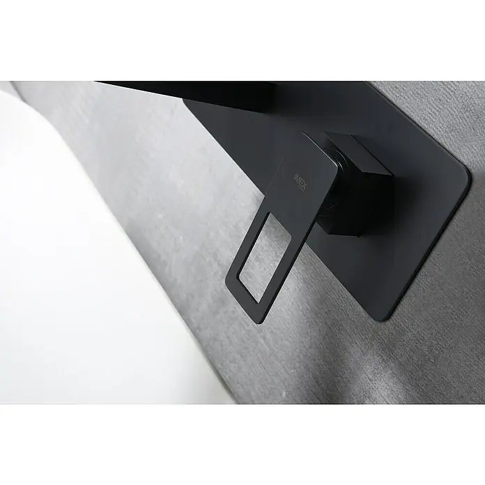 Imex Suecia Grifo de lavabo - Negro - Primer plano de un grifo IMEX negro con un diseño angular moderno y un mango distintivo.