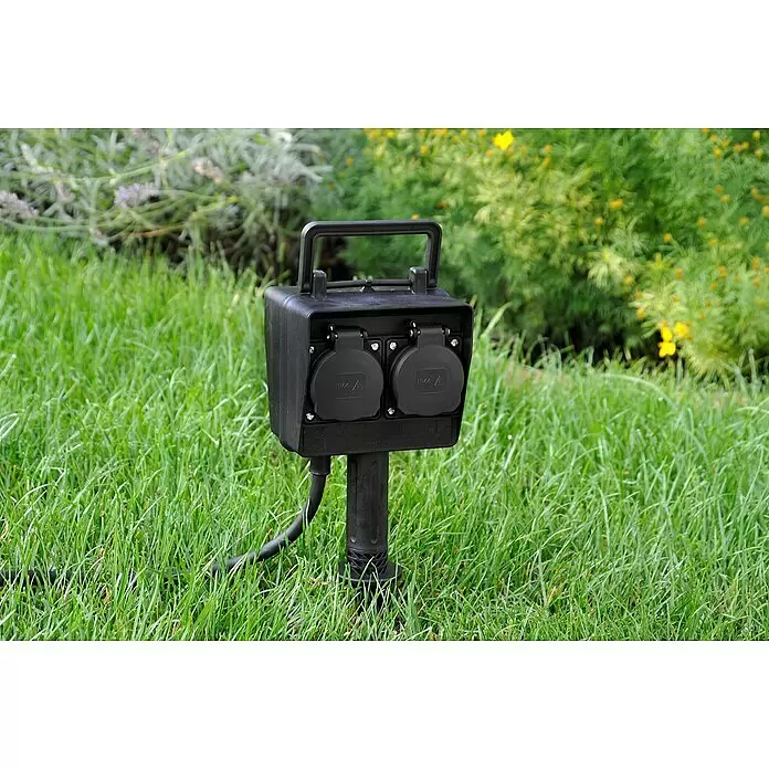 Voltomat Erdspieß-Steckdose - Kabellänge: 5 m, 2 Stk., IP44 - Schwarze Outdoor-Steckdosenbox mit zwei abgedeckten Steckdosen, im grünen Gras.