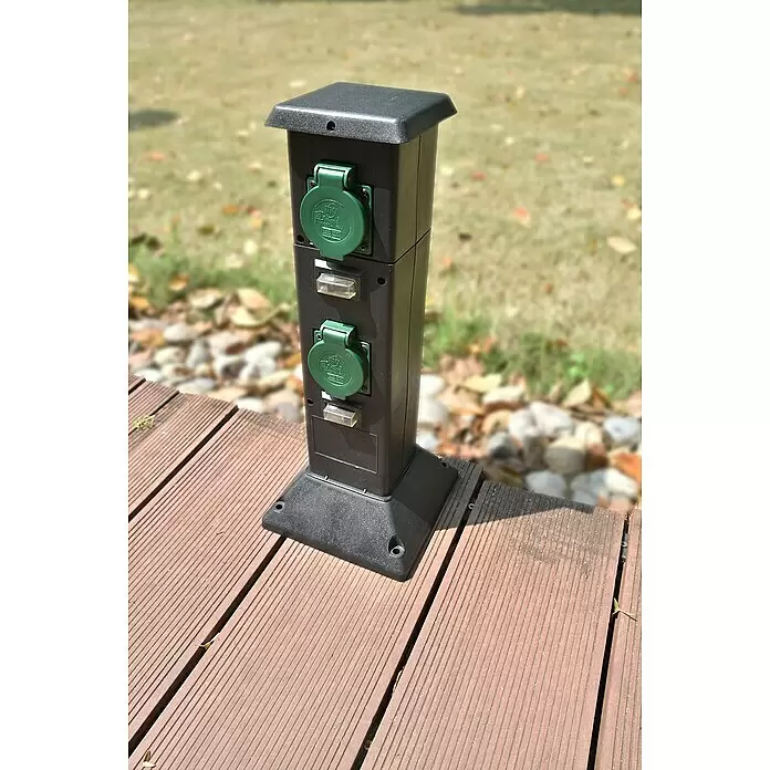 Voltolux Energiesäule - Anzahl Steckdosen Schuko: 4 Stk., IP44 - Schwarze Outdoor-Stromsäule mit zwei grünen, wetterfesten Steckdosen auf Holzterrasse.