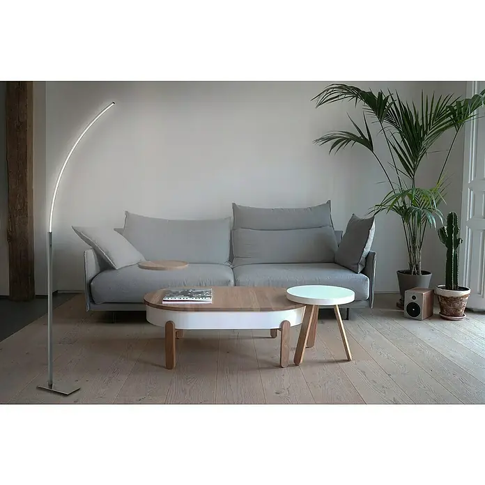 Tween Light LED-Stehleuchte Bahia Midi - Neutralweiß, Höhe: 150 cm - Wohnzimmer mit grauem Sofa, Couchtisch, Stehlampe und Zimmerpflanzen. Die moderne Lampe sorgt für eine gemütliche Atmosphäre im Raum.