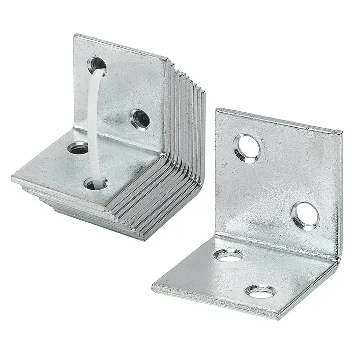 Vormann Escuadra ancha Paquete ahorro - L x An: 40 x 40 mm, 12 ud., Acero, Plateado - Primer plano de escuadras de ángulo cincadas, algunas sujetas con una brida, sobre un fondo negro.