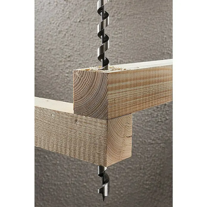 Wolfcraft Holzbohrer Standard - 1 Stk., Durchmesser Bohrer: 10 mm, Länge: 400 mm - Eine Bohrmaschine bohrt ein Loch durch zwei Holzstücke, wobei Späne entstehen. Das Gerät ist ideal für Holzbearbeitungsprojekte.