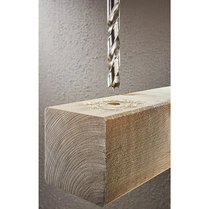 Wolfcraft Holzbohrer HSS Professional - 1 Stk., Durchmesser Bohrer: 5 mm - Ein Bohrer bohrt ein Loch in ein Holzbrett, wobei Holzspäne entstehen. Das Bild zeigt den Prozess der Holzbearbeitung mit einem Werkzeug.