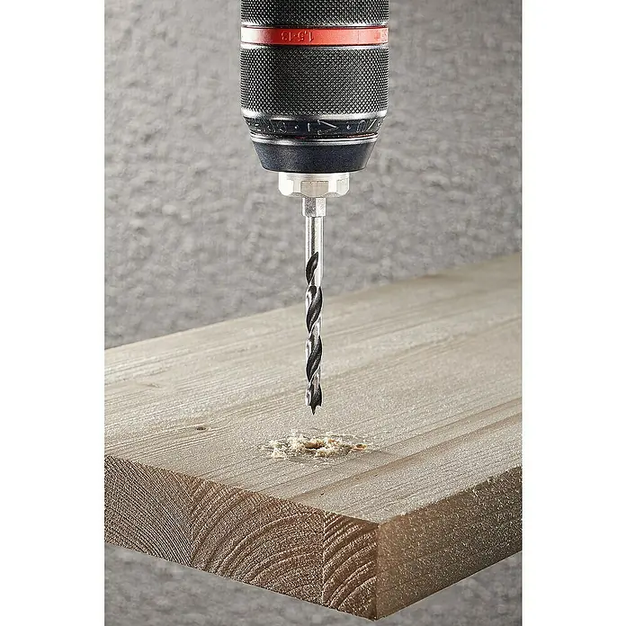 Wolfcraft Holzbohrer - 1 Stk., Durchmesser Bohrer: 5 mm, Sechskant - Bohrmaschine mit Holzbohrer bohrt ein Loch in ein Holzbrett.