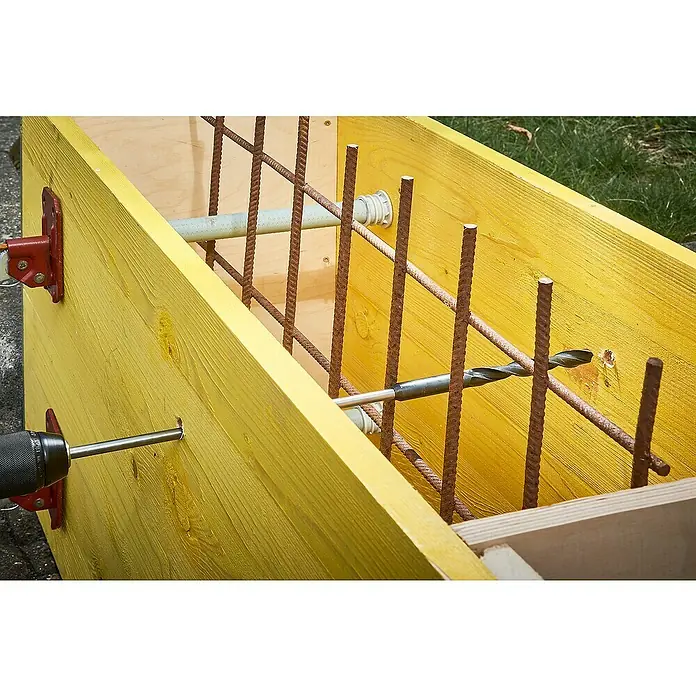 Wolfcraft Holzbohrer - Durchmesser Bohrer: 14 mm, 400 mm, 1 Stk. - Eine Bohrmaschine bohrt ein Loch in eine gelbe Holzkonstruktion mit Bewehrungsstäben im Inneren.