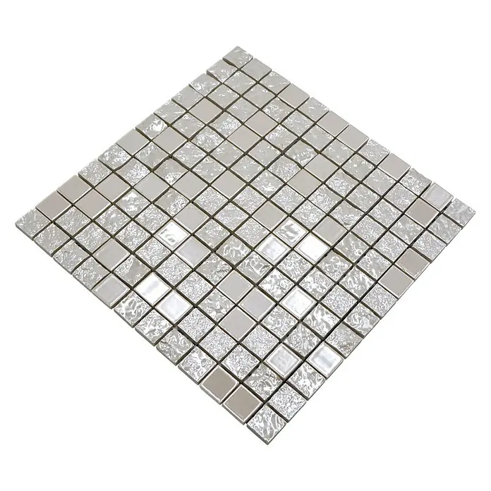Mosaikfliese Gaku CG GA2 - 31,6 x 31,6 cm, Weiß, Glänzend - Quadratische Keramikfliesen in einem schimmernden Weiß- und Silberton, ideal für stilvolle Wand- oder Bodenakzente.