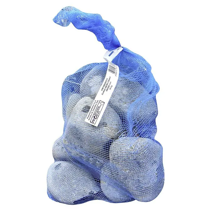Marmorkiesel Nero Ebano - Schwarz/Anthrazit, Maße Stein: 10 - 20 cm, 15 kg - Ein blauer Netzbeutel gefüllt mit „Ciottolo Nero Ebano“ Steinen der Größe 100/200 mm und einem Gewicht von 15 kg von Granulati Zandobbio S.p.A.