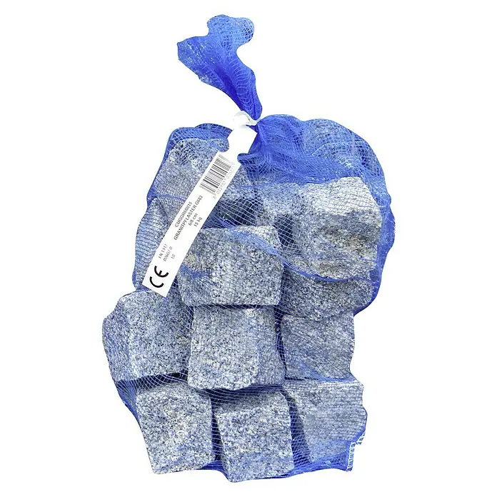 Granitpflaster G 603 - Grau, Maße Stein: 6 - 8 cm, Granit, 15 kg - Nahaufnahme eines blauen Netzes mit Pflastersteinen, das durch ein weißes Etikett mit Produktinformationen ergänzt wird.