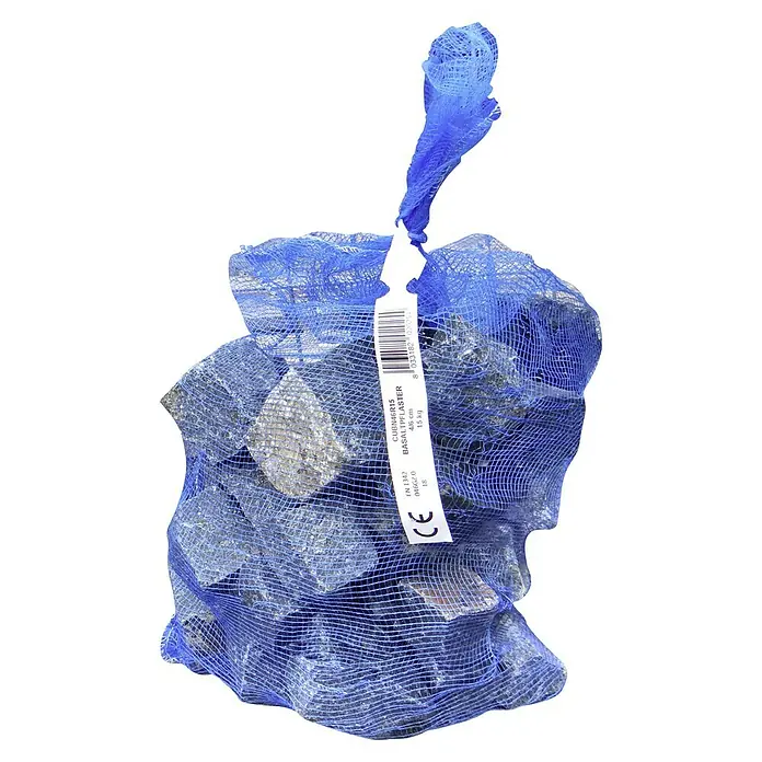 Basaltpflaster - Schwarz, Maße Stein: 4 - 6 cm, Basalt, 15 kg - Nahaufnahme eines blauen Netzes voller Pflastersteine mit einem Etikett, das Produktinformationen anzeigt.\n