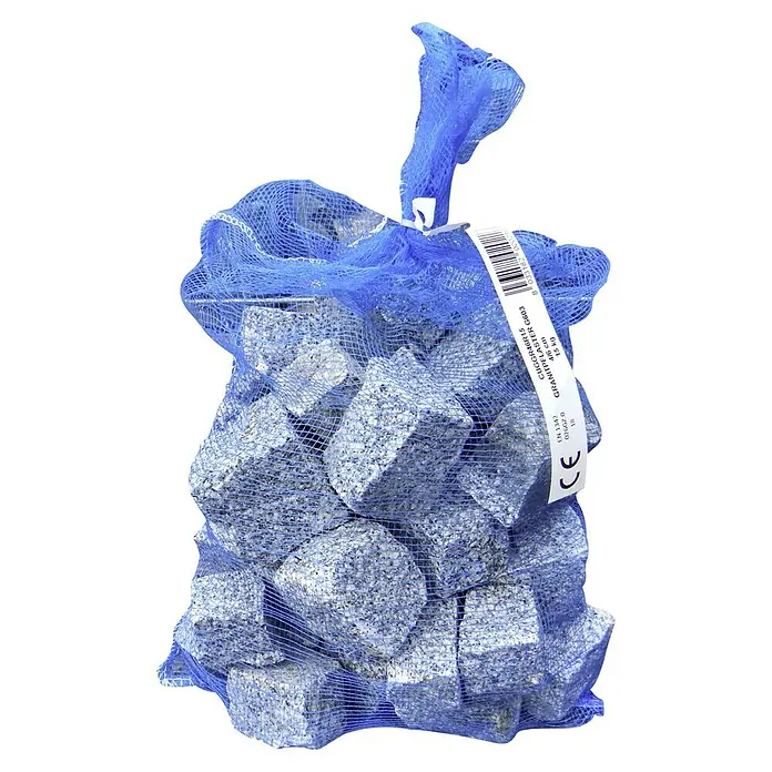 Granitpflaster G 603 - Grau, Maße Stein: 4 - 6 cm, Granit, 15 kg - Ein Sack mit Granitpflastersteinen, verpackt in blauem Netz. Ideal für Garten- und Landschaftsbau.