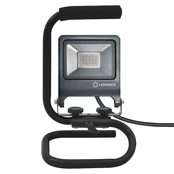 Ledvance LED-Strahler Floodlight - 20 W, 1.600 lm, 4.000 K, IP65 - Tragbarer LED-Arbeitsscheinwerfer mit schwarzem Ständer und Griff, dunkelgraues Lampengehäuse.