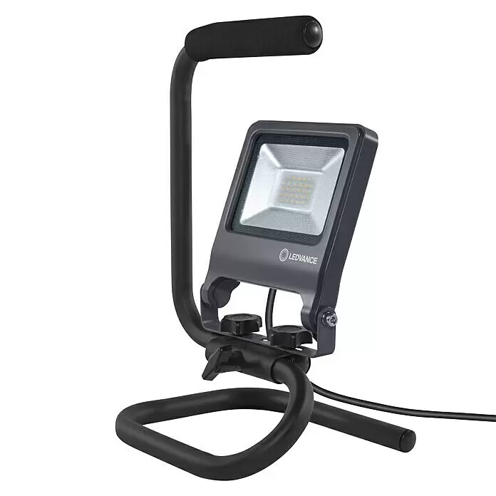Ledvance LED-Strahler Floodlight - 20 W, 1.600 lm, 4.000 K, IP65 - Dunkelgrauer LED-Arbeitsscheinwerfer mit hellem LED-Panel auf schwarzem, tragbarem Ständer mit Griff.