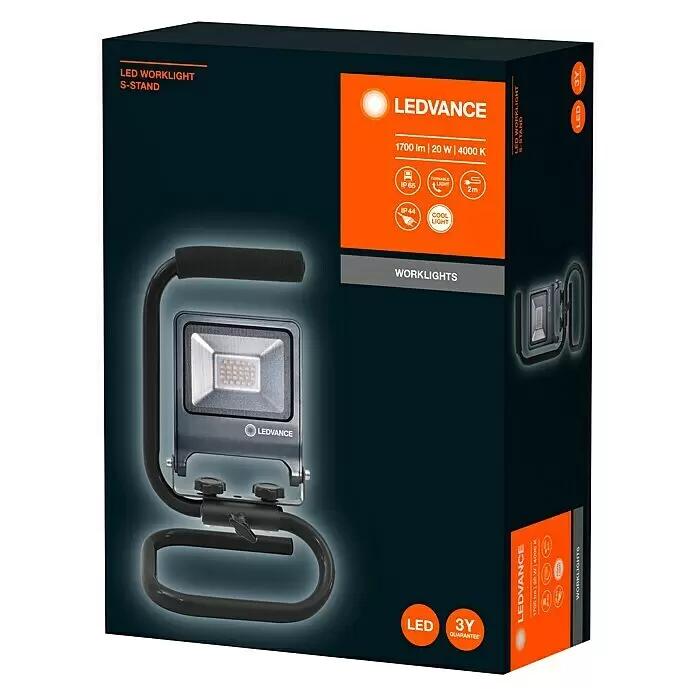 Ledvance LED-Strahler Floodlight - 20 W, 1.600 lm, 4.000 K, IP65 - Schwarzer LED-Arbeitsscheinwerfer mit S-Ständer und dunkler Verpackung in Grau und Orange.