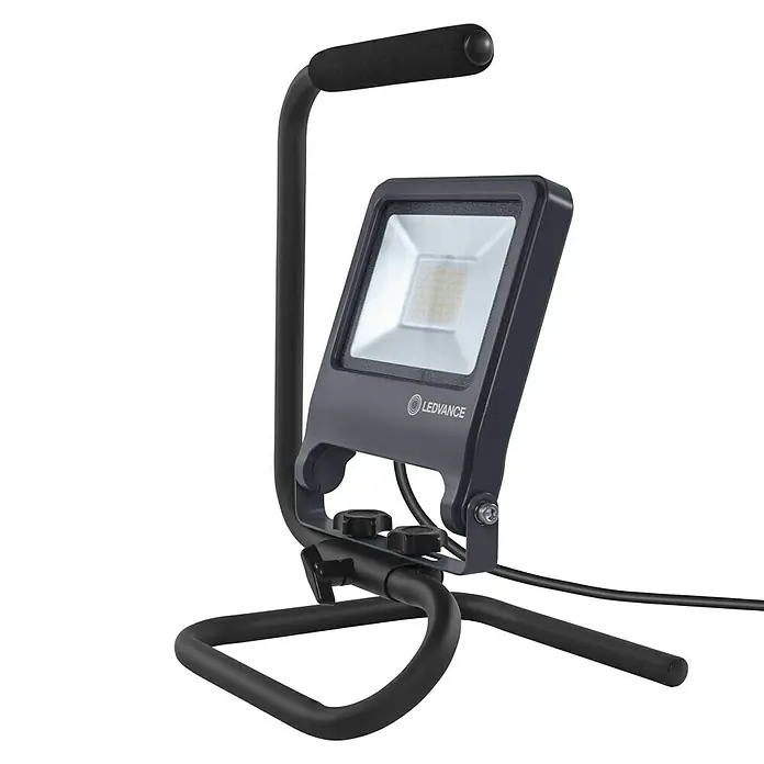 Ledvance LED-Strahler Floodlight - 30 W, 2.400 lm, 4.000 K, IP65 - Eine tragbare LED-Arbeitsleuchte mit schwarzem Gestell und Griff, ideal für Baustellen und Werkstätten. Die Lampe bietet helles Licht und hohe Flexibilität.