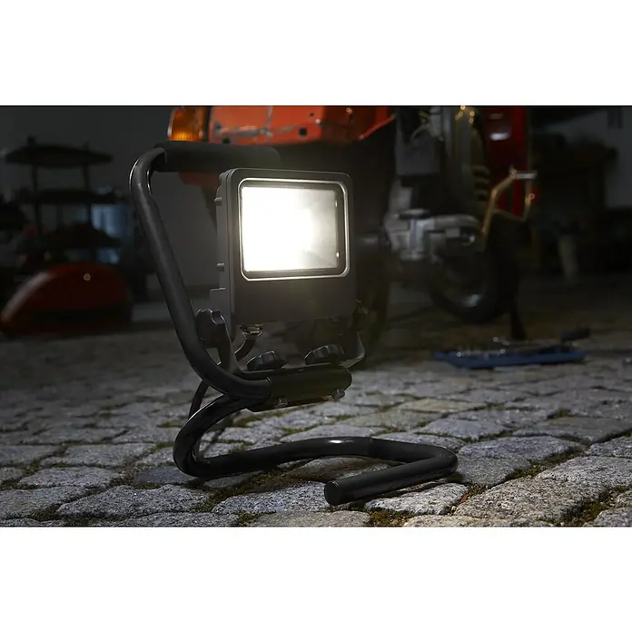 Ledvance LED-Strahler Floodlight - 30 W, 2.400 lm, 4.000 K, IP65 - Helle Arbeitsleuchte mit robustem Gestell für den Einsatz in Werkstatt oder Garage. Ideal für Reparaturarbeiten.