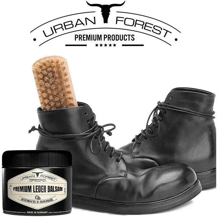 Urban Forest Premium Pflegemittel Lederbalsam - 250 ml - Produktfoto von Urban Forest Premium Leder Balsam, mit Bürste und Lederstiefeln.