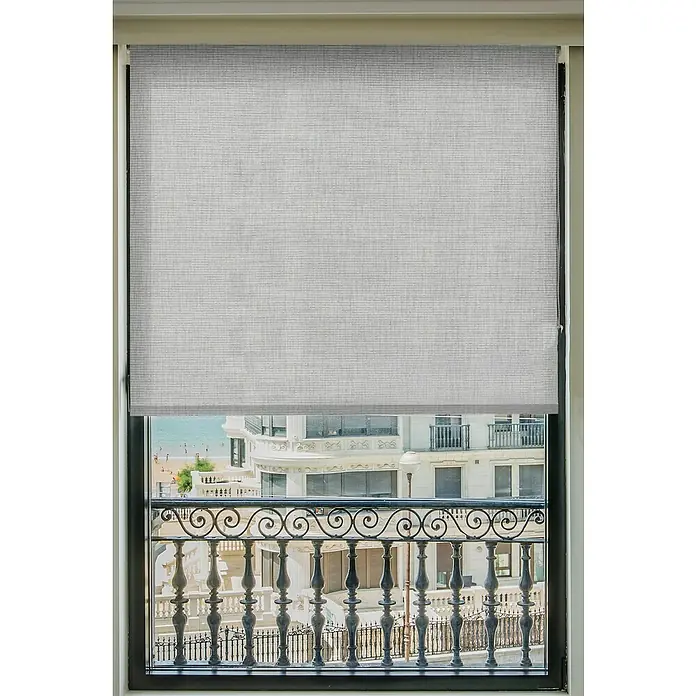 Estor enrollable Aspen - An x Al: 165 x 250 cm, Gris - Un estor enrollable en la ventana, bajado parcialmente para filtrar la luz y garantizar la privacidad.