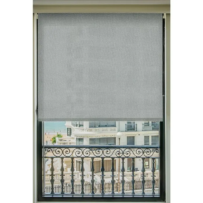 Estor enrollable Montreal - An x Al: 105 x 250 cm, Plata azul - Ventana con estor enrollable gris levantado, que oculta parcialmente la vista de un edificio con balcón.