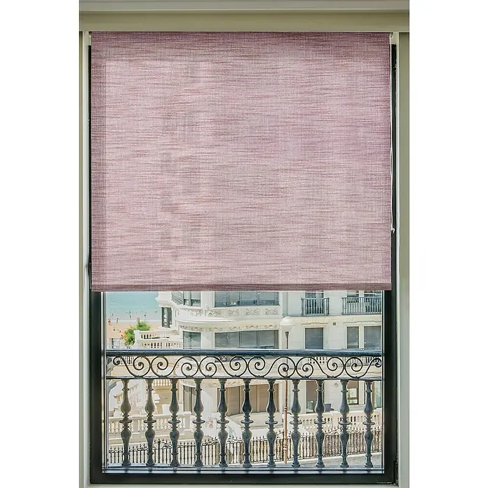 Estor enrollable Malibú - An x Al: 135 x 250 cm, Rosa - Primer plano de una ventana con un elegante estor enrollable rosa que proporciona luz suave y privacidad.