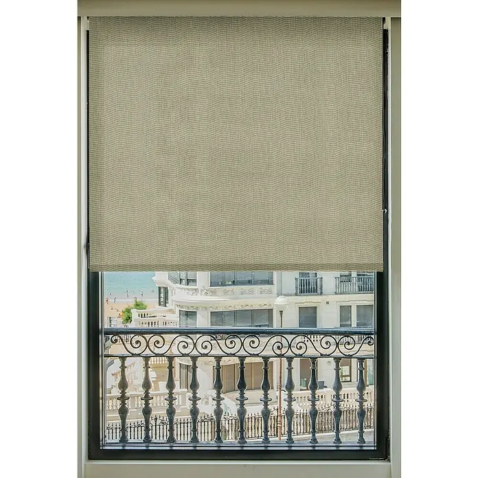 Estor enrollable Montreal - An x Al: 90 x 250 cm, Bosque - Una ventana elegante con un estor beige, que ofrece una vista de un edificio y una playa, perfecta para un control sutil de la luz.
