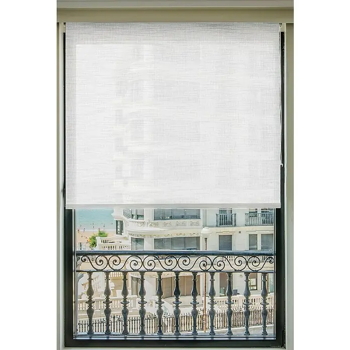 Estor enrollable Malibú - An x Al: 90 x 250 cm, Blanco - Estor enrollable blanco parcialmente bajado frente a una ventana con vista a un edificio y una playa.