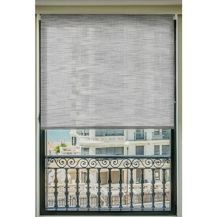 Estor enrollable Malibú - An x Al: 180 x 250 cm, Gris - Estor enrollable gris delante de una ventana con vista a un balcón. El estor ofrece privacidad y atenúa la luz suavemente.