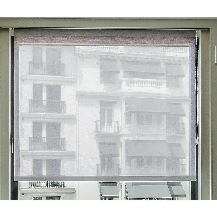 Estor enrollable Bahamas - An x Al: 180 x 250 cm, Lila - Primer plano de una ventana con un estor enrollable parcialmente bajado, que permite ver un edificio en el exterior.