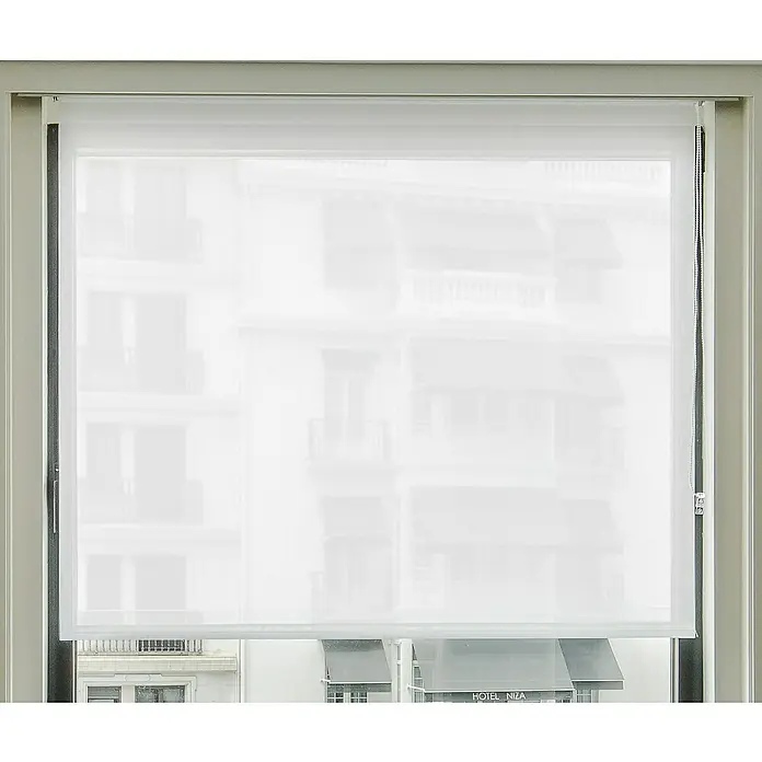 Estor enrollable Bahamas - An x Al: 90 x 250 cm, Blanco - Primer plano de un estor enrollable blanco en una ventana, que proporciona luz suave y privacidad.\n