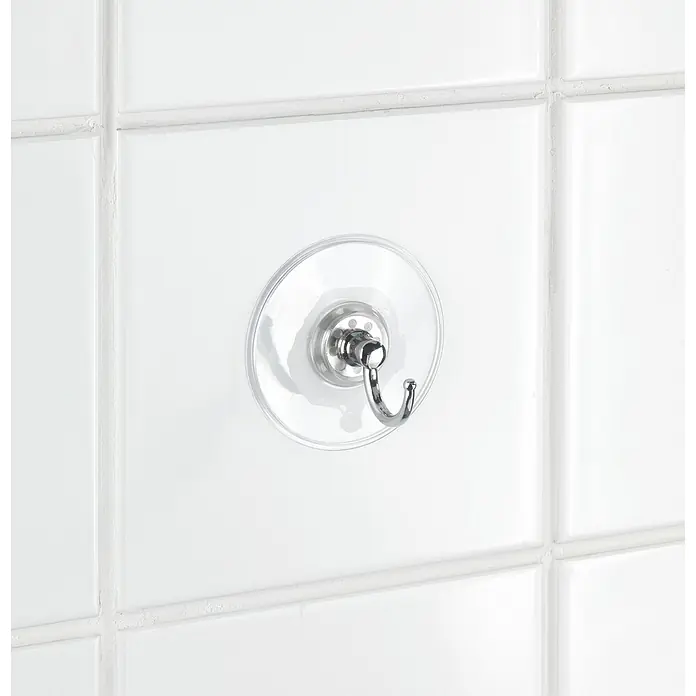 Wenko Saugnapf-Haken Atero - Durchmesser: 7 cm, Chrom - Nahaufnahme eines einzelnen, chromfarbenen Saugnapf-Haken auf weißen Fliesen, ideal für Badezimmer oder Küche.