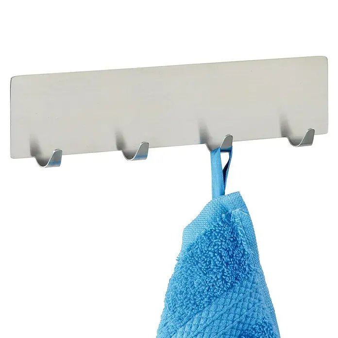Wenko Hakenleiste Esperia - Edelstahl, Matt - Silberfarbene Wandgarderobe mit vier Haken, an einem Haken hängt ein blaues Handtuch.