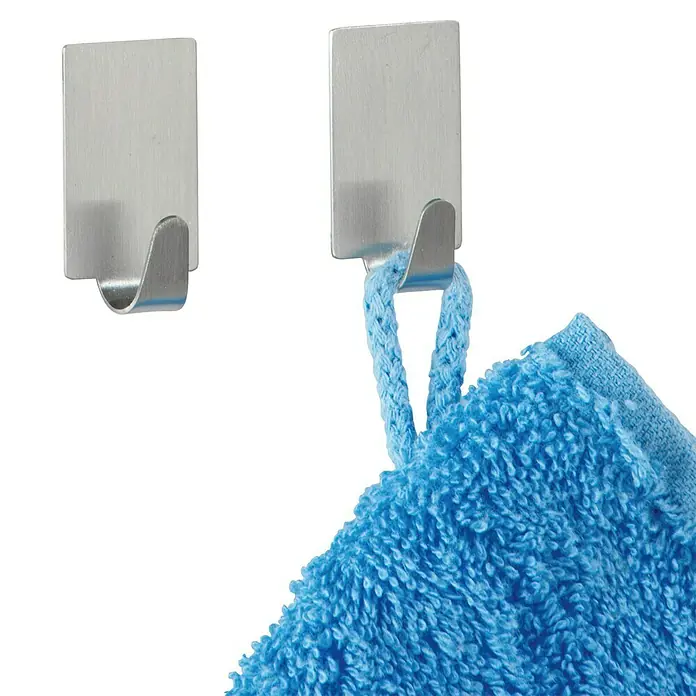 Wenko Handtuchhaken - Edelstahl, Matt, Rechteckig, 2 Stk. - Zwei selbstklebende Haken aus Edelstahl, einer davon mit einem blauen Handtuch behangen, vor einem neutralen Hintergrund.
