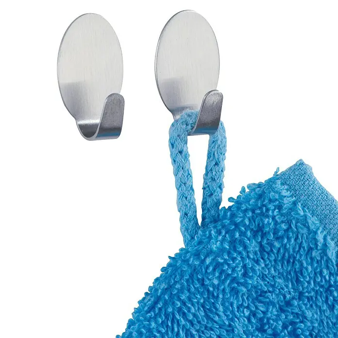 Wenko Handtuchhaken Klein - 4 Stk., Edelstahl, Matt - Zwei silberne Wandhaken, einer mit einem blauen Handtuch daran, vor einem weißen Hintergrund.