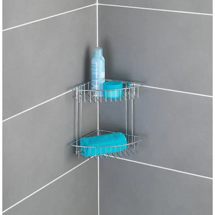 Wenko Classic Eckduschkorb - L x B x H: 19,5 x 26,5 x 26,5 cm, Verchromt - Ein zweistöckiges Eckregal aus Metall mit einer blauen Flasche, einem blauen Behälter und einem blauen Handtuch.