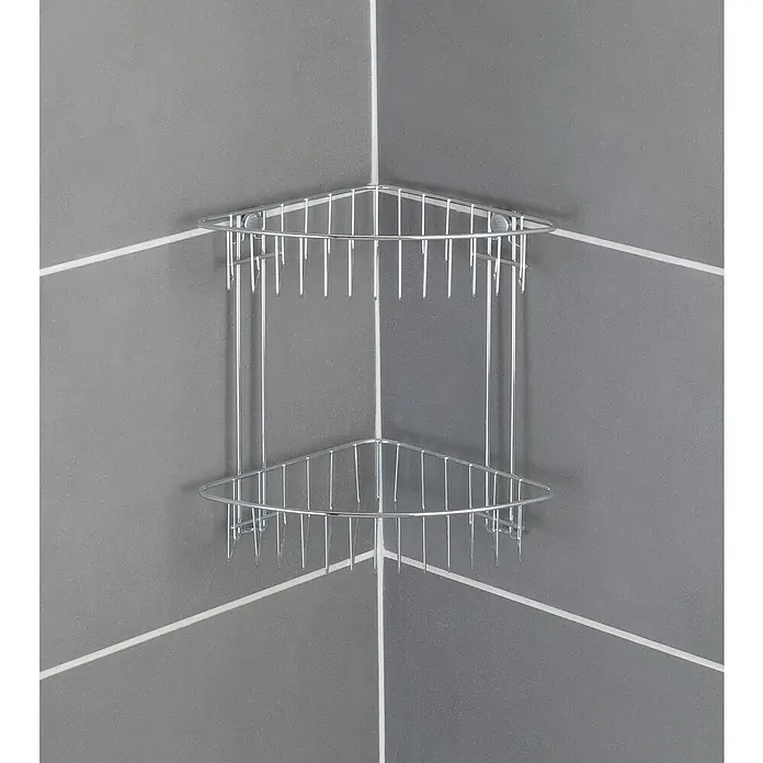 Wenko Classic Eckduschkorb - L x B x H: 19,5 x 26,5 x 26,5 cm, Verchromt - Eine zweistöckige, silberne Eckduschablage aus Metall, die an grauen Fliesen in einer Badezimmerecke montiert ist. Praktisch und stilvoll.