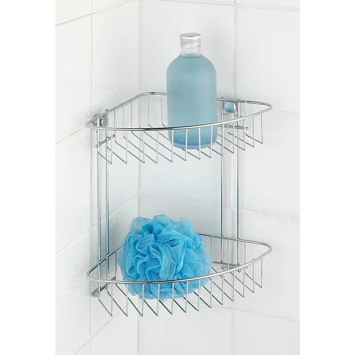 Wenko Classic Eckduschkorb - L x B x H: 19,5 x 26,5 x 26,5 cm, Verchromt - Ein Eckregal aus Chrom mit zwei Ablagen, auf denen eine blaue Flasche und ein Badeschwamm stehen.