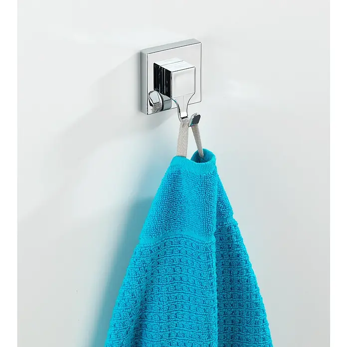 Wenko Handtuchhaken Vacuum-Loc - 2 Stk., Chrom - Nahaufnahme eines modernen, verchromten Handtuchhalters mit einem türkisfarbenen Handtuch an einer weißen Wand.