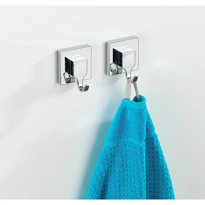 Wenko Handtuchhaken Vacuum-Loc - 2 Stk., Chrom - Zwei Handtuchhaken aus Chrom sind an einer weißen Wand befestigt, an einem hängt ein blaues Handtuch.