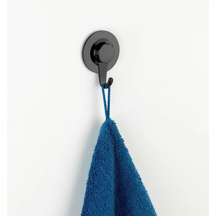 Wenko Handtuchhaken Valenza Ultra-Loc - 1 Stk., Schwarz, Kunststoff - Ein schwarzer Handtuchhaken mit einem blauen Handtuch, das daran hängt, an einer weißen Wand befestigt. Perfekt für Badezimmer und Küche.