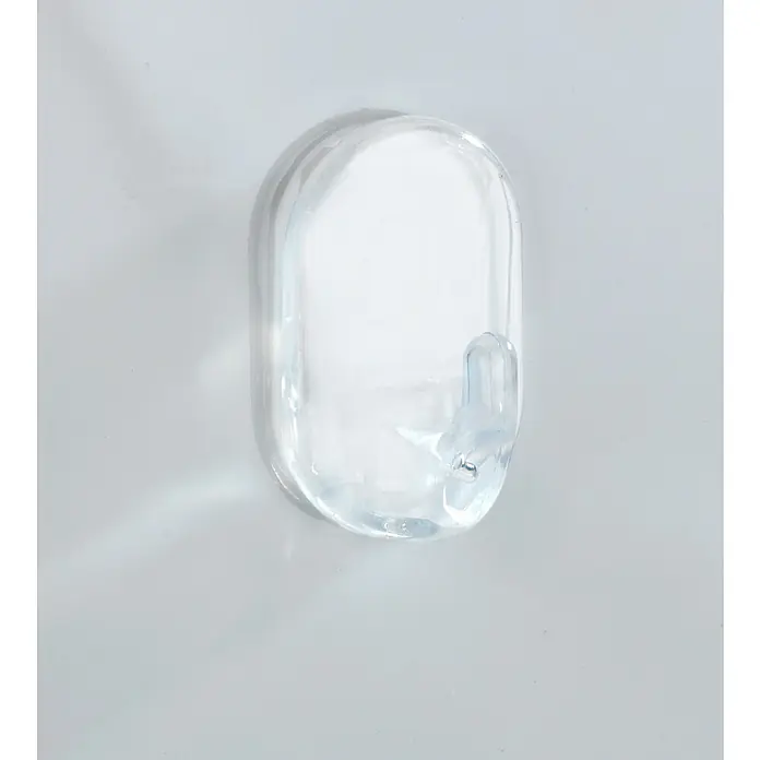 Wenko Handtuchhaken - 3 Stk., Transparent, Kunststoff - Nahaufnahme eines transparenten, selbstklebenden Hakens an einer weißen Wand. Ideal für leichte Gegenstände.