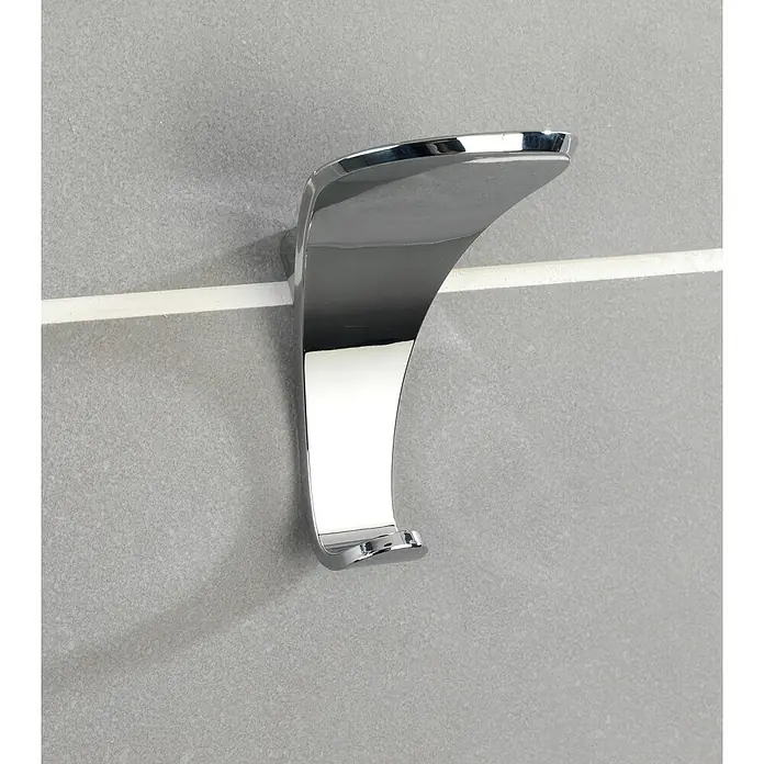 Wenko Handtuchhaken Turbo-Loc - Chrom, Glänzend - Nahaufnahme eines glänzenden, modernen Handtuchhalters an einer grauen Wand mit weißer Akzentlinie, der ein stilvolles Badezimmeraccessoire darstellt.