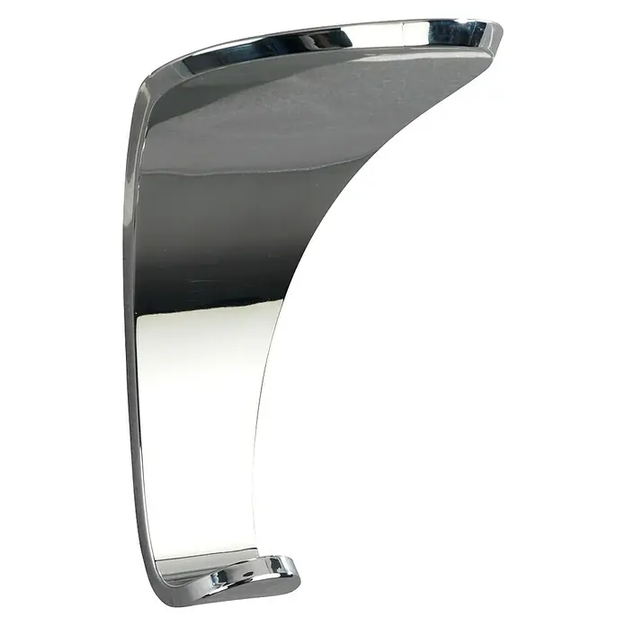Wenko Handtuchhaken Turbo-Loc - Chrom, Glänzend - Nahaufnahme eines glänzenden, gebogenen Chromteils. Ideal als Ersatzteil oder Designelement, das jedem Projekt einen Hauch von Eleganz verleiht.