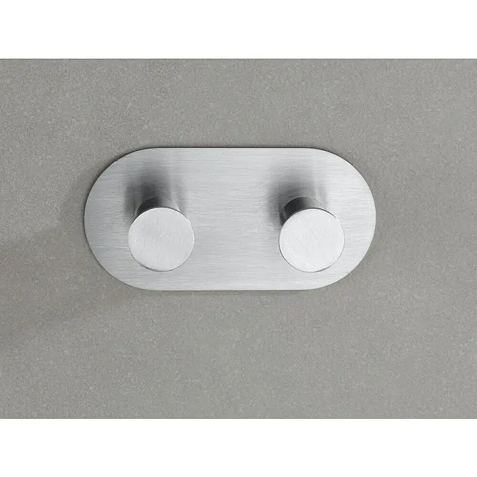 Wenko Handtuchhaken Cona Duo - Anzahl Haken: 2 Stk., Edelstahl, Matt - Detailaufnahme einer modernen Armatur aus gebürstetem Metall, bestehend aus zwei Drehknöpfen auf einer ovalen Platte.