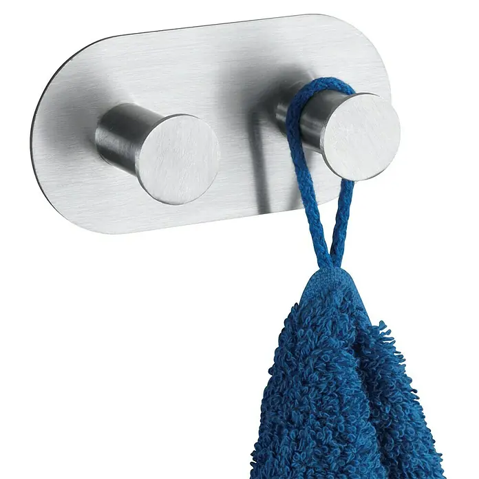 Wenko Handtuchhaken Cona Duo - Anzahl Haken: 2 Stk., Edelstahl, Matt - Ein moderner, gebürsteter Edelstahl-Wandhaken mit zwei Haken und einem blauen Handtuch daran. Perfekt für Bad oder Küche.