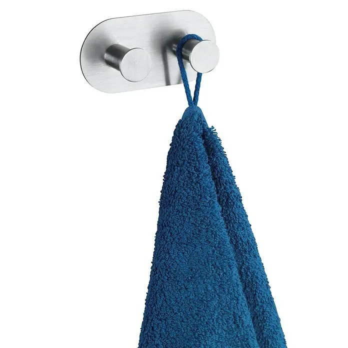 Wenko Handtuchhaken Cona Duo - Anzahl Haken: 2 Stk., Edelstahl, Matt - Handtuch an einem modernen, gebürsteten Metallhaken. Das blaue Handtuch hängt ordentlich und ist bereit für den nächsten Gebrauch.